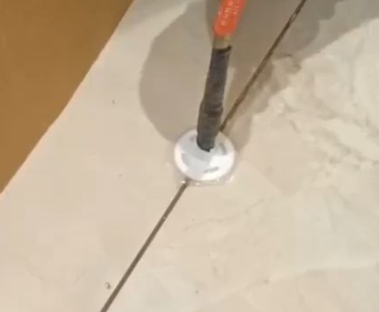 德保瓷砖空鼓维修公司专业解答瓷砖在铺贴过程中，如果没有涂抹均匀到位的粘结材料（如水泥砂浆或瓷砖胶），可能会导致以下问题