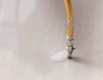 德保瓷砖空鼓维修公司专业解答在瓷砖铺贴过程中，如果使用的砂料过粗（如全部使用了粗砂），可能会导致以下问题